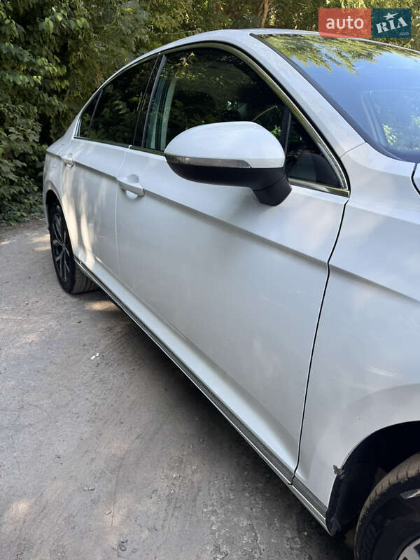 Седан Volkswagen Passat 2015 в Хмельницком