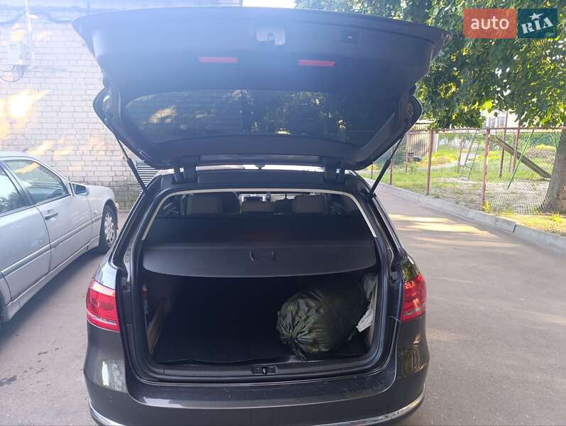 Універсал Volkswagen Passat 2013 в Житомирі