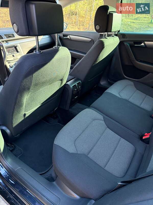 Універсал Volkswagen Passat 2012 в Житомирі