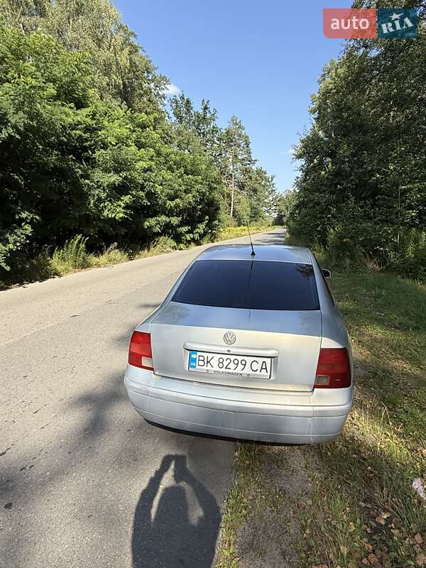 Седан Volkswagen Passat 1999 в Олевске