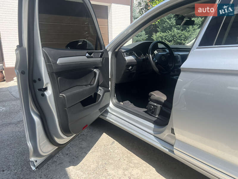 Седан Volkswagen Passat 2016 в Києві