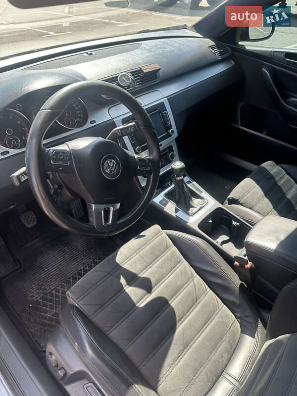 Седан Volkswagen Passat 2010 в Львове