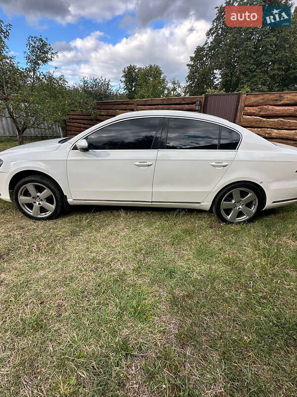 Седан Volkswagen Passat 2011 в Харькове
