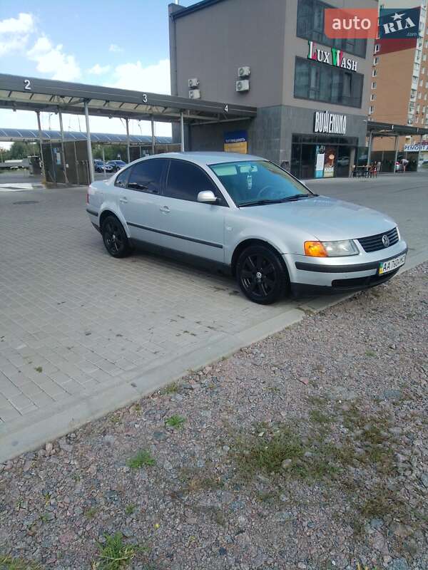 Седан Volkswagen Passat 2000 в Киеве