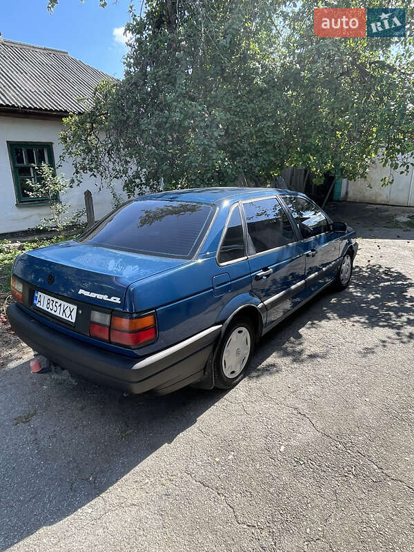Седан Volkswagen Passat 1988 в Гайвороне