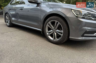 Седан Volkswagen Passat 2017 в Киеве