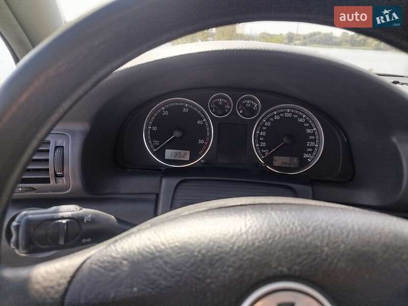 Універсал Volkswagen Passat 2004 в Овручі