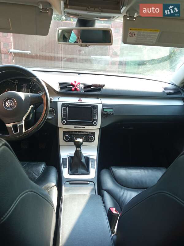 Універсал Volkswagen Passat 2010 в Луцьку