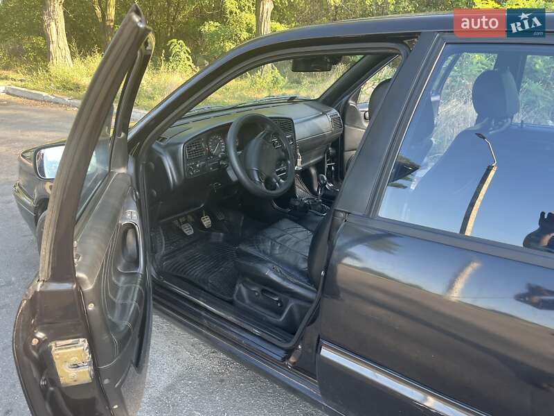 Седан Volkswagen Passat 1994 в Днепре