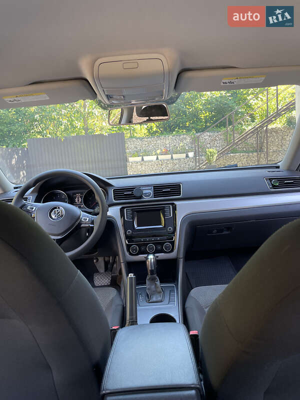 Седан Volkswagen Passat 2016 в Черновцах