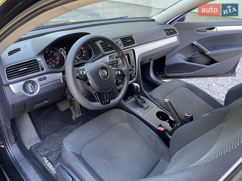 Седан Volkswagen Passat 2016 в Черновцах