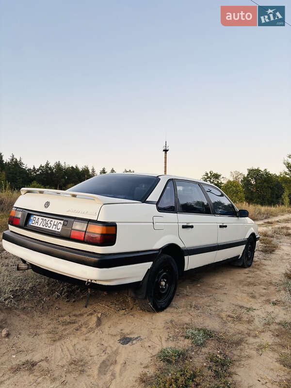 Седан Volkswagen Passat 1992 в Гайвороні