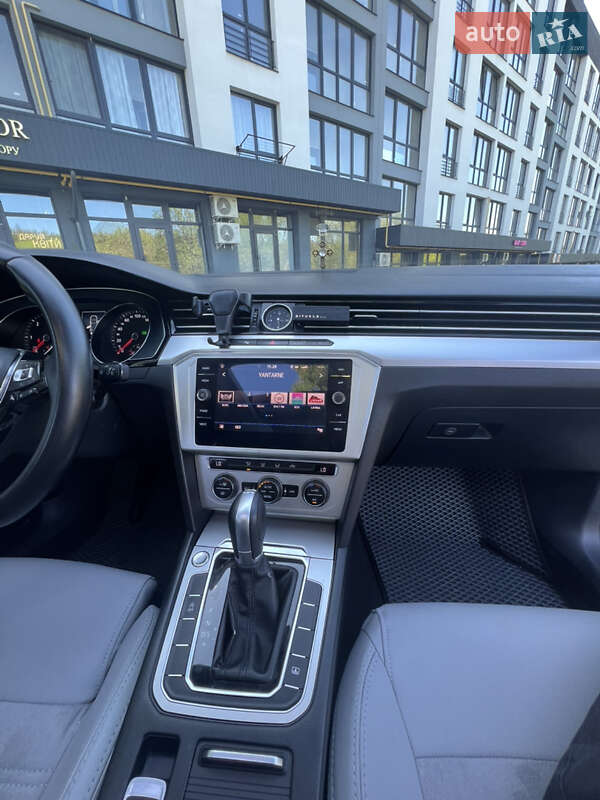 Седан Volkswagen Passat 2017 в Львове