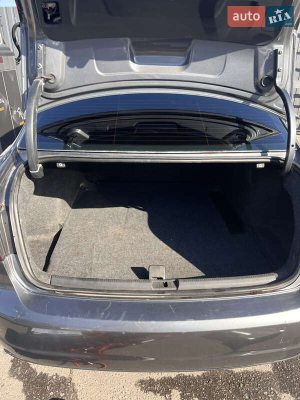 Седан Volkswagen Passat 2012 в Харкові