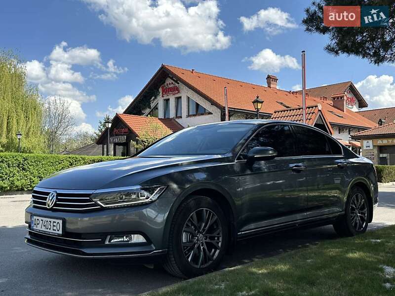 Седан Volkswagen Passat 2017 в Ивано-Франковске