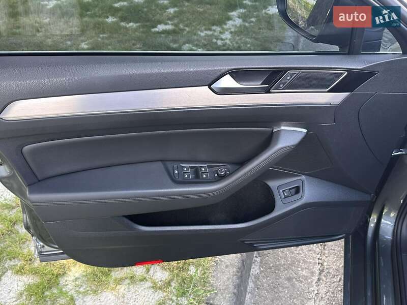 Седан Volkswagen Passat 2017 в Ивано-Франковске