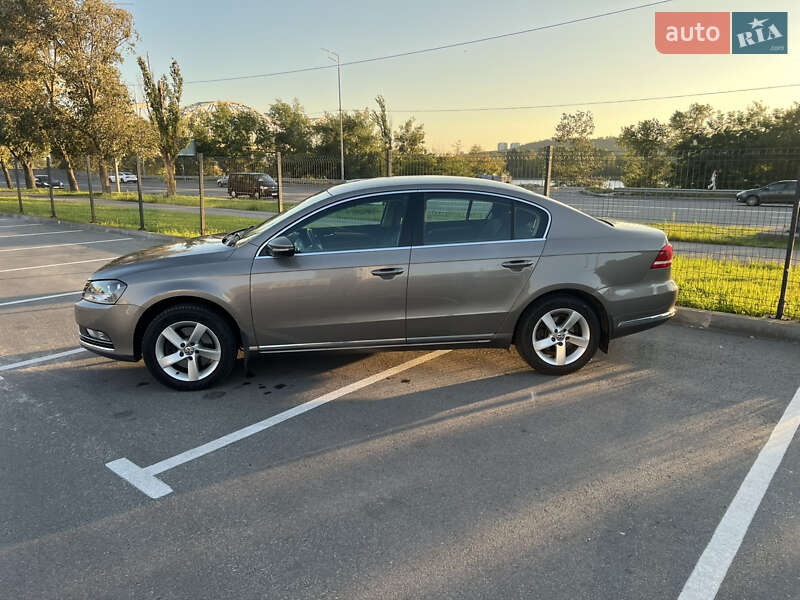 Седан Volkswagen Passat 2011 в Киеве