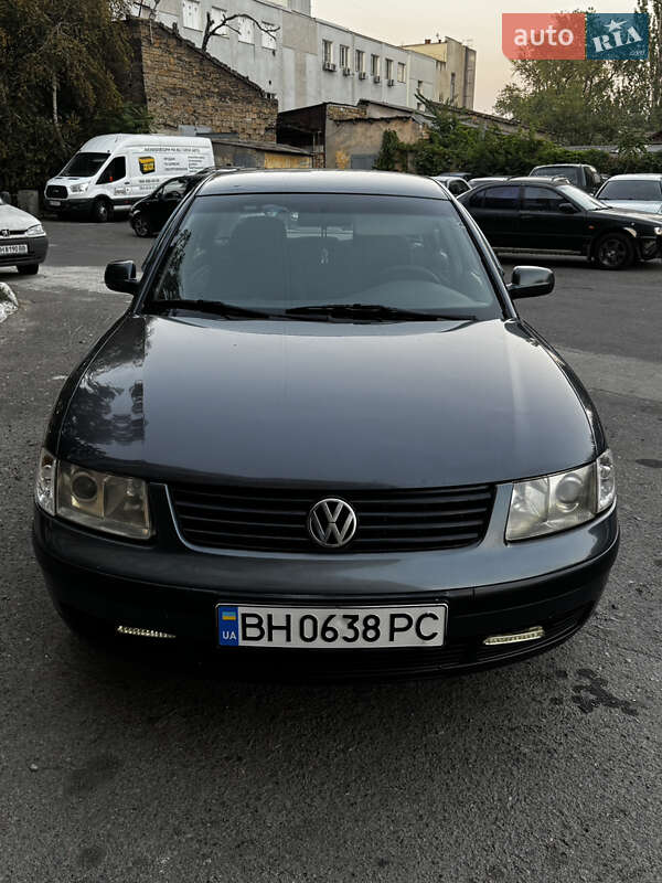 Седан Volkswagen Passat 1999 в Одесі