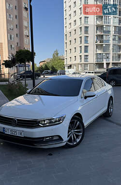 Седан Volkswagen Passat 2016 в Ивано-Франковске