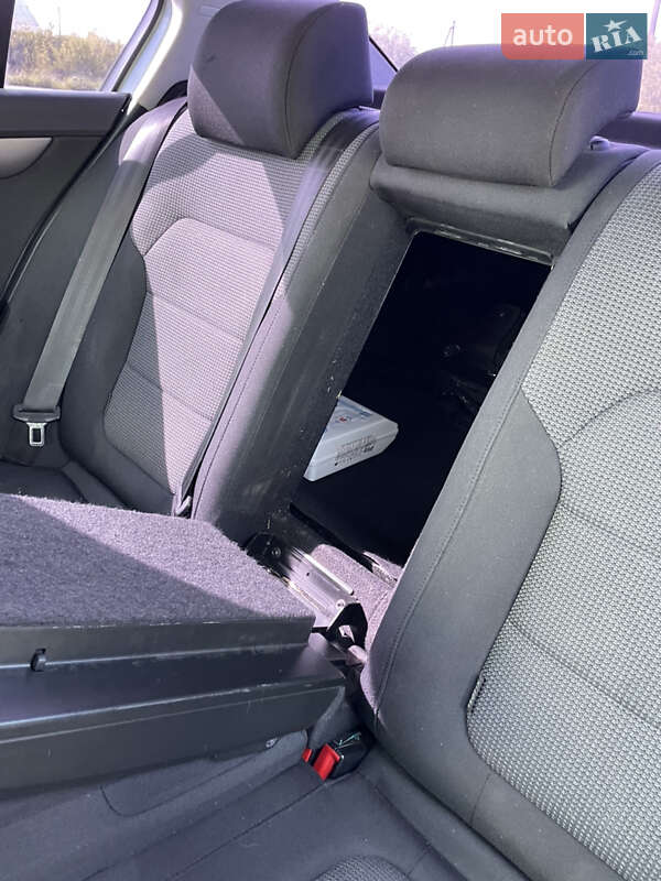 Седан Volkswagen Passat 2012 в Ужгороді