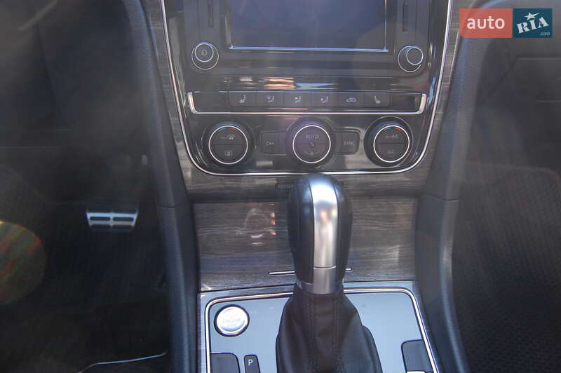 Седан Volkswagen Passat 2015 в Києві