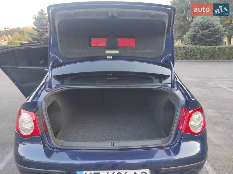 Седан Volkswagen Passat 2005 в Каменском