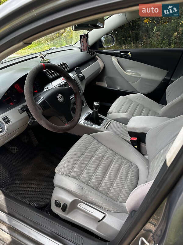 Універсал Volkswagen Passat 2005 в Житомирі