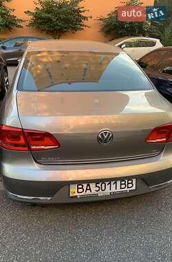 Седан Volkswagen Passat 2013 в Киеве