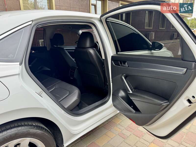 Седан Volkswagen Passat 2020 в Одессе