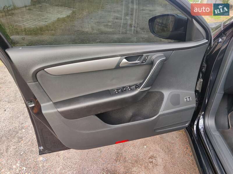 Седан Volkswagen Passat 2011 в Сокале