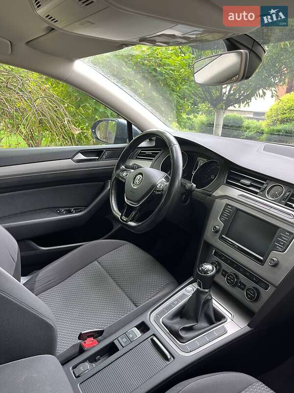 Седан Volkswagen Passat 2015 в Ивано-Франковске