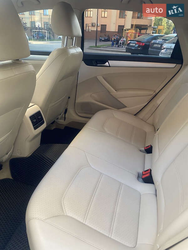 Седан Volkswagen Passat 2013 в Львове