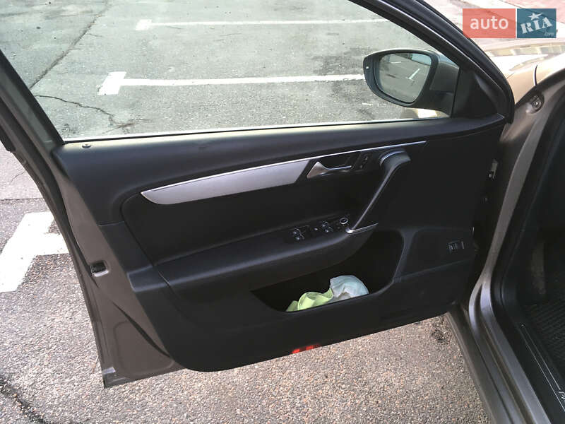 Універсал Volkswagen Passat 2011 в Харкові