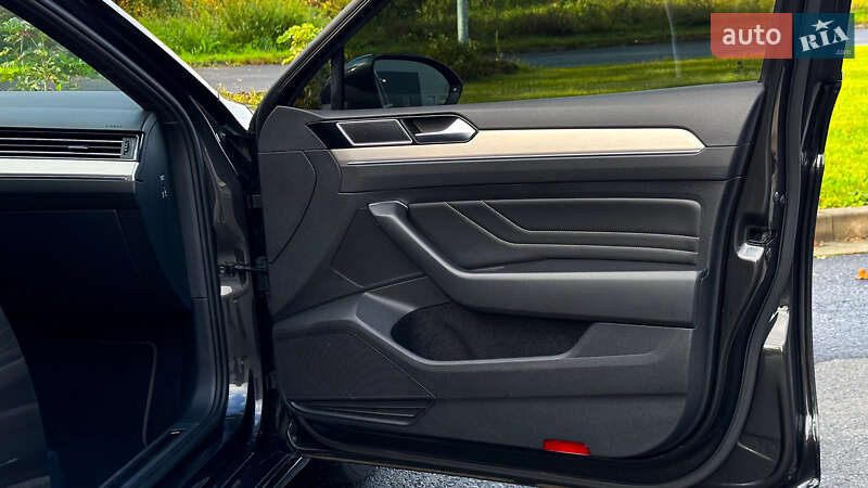 Седан Volkswagen Passat 2019 в Ужгороді