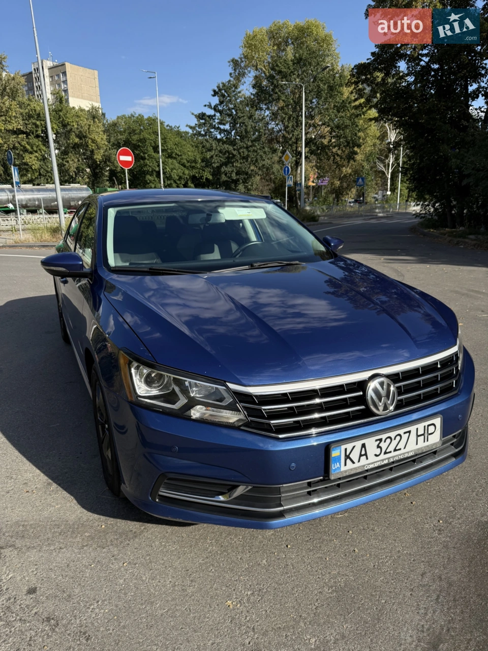 Автомобіль був у використанні в сім?ї, експлуатувався дружиною (садок, школа, гуртки, по місту по справам)

Автомобіль в чудовому технічному стані.

По кузову є декілька нюансів, без корозії, я такою купував, нічого в цьому плані не виплавляв. 

- гальмівні колодки та гальмівні диски встановлено нові, пройшли 10 тис. км. 
- новий акумулятор 
- комплект зимової резини Michelin, ще декілька сезонів походить
- шкіряний салон в ідеальному стані 
- тонування авто по вимогам для виїзду за кордон
- частково зроблено антихром деталей кузова авто
- круїз контроль
- запобігання зіткнення з автомобілем попереду (авто самостійно гальмує при потребі)
- датчик тиску в колесах
- Apple CarPlay/ android auto 
- витрата палива при швидкості 130 км/год до 7 літрів на сотню
- повне ТО 1000 км тому назад. 
- двох зонний клімат-контроль 

Додатково зроблено:
- встановлення Bi-led лінз оптики, має чудове світло (600$)
- зроблена шумо/вібро ізоляція дверей та арок (500$)
- захищена броне плівкою передня та задня оптика. (+-100$)
- кермо перешите в якісну шкіру «Наппа» з перфорацією (300?)
- перефарбовані диски в колір графіт (200$)
- в салоні замінені всі лампочки на Led, світить дуже гарно. 

Задавайте питання, надам відповіді. 

Для перегляду Голосіївський район міста Києва, неподалік метро Теремки

Перекупам та авто майданчики не турбувати, в рекламі допомоги не потребую. 

Всім вдалих покупок. 