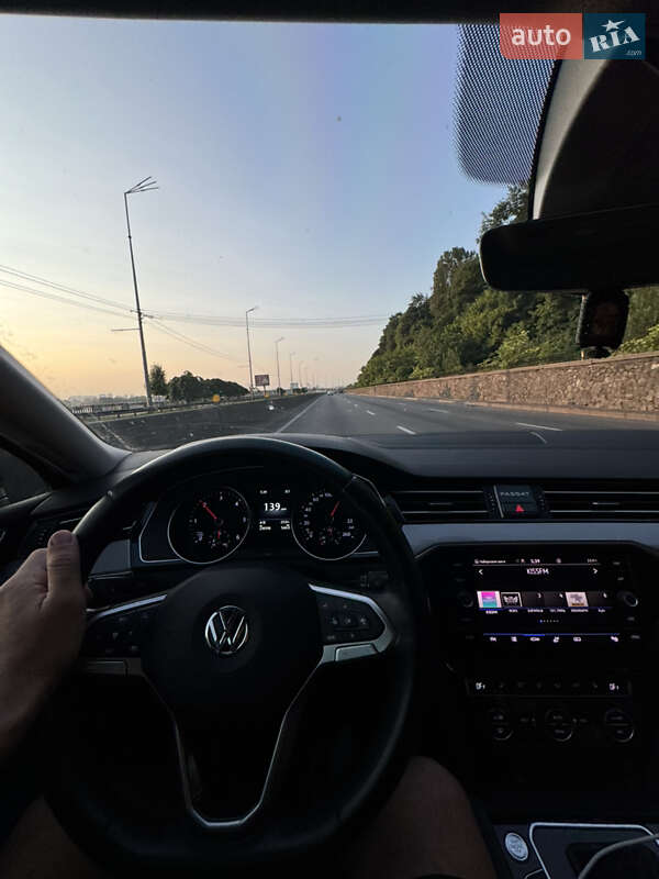 Универсал Volkswagen Passat 2020 в Киеве