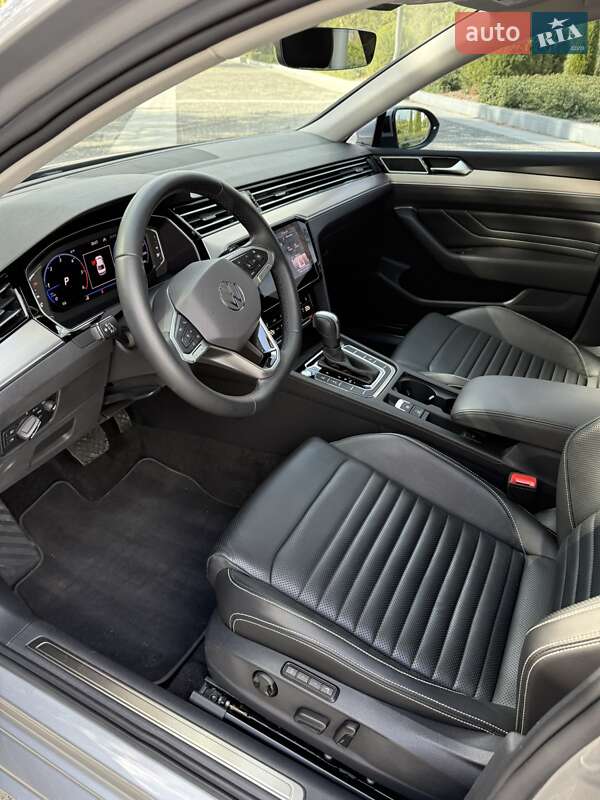 Седан Volkswagen Passat 2020 в Днепре