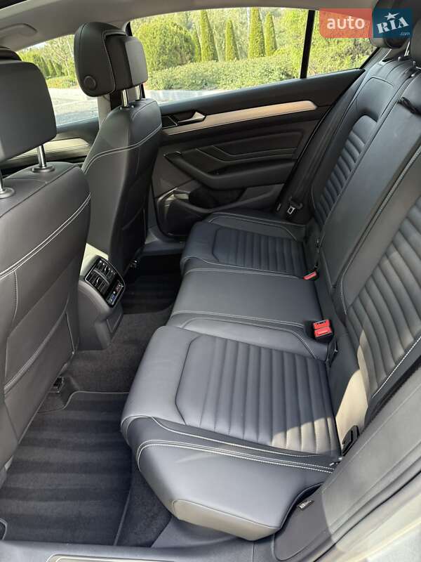 Седан Volkswagen Passat 2020 в Днепре