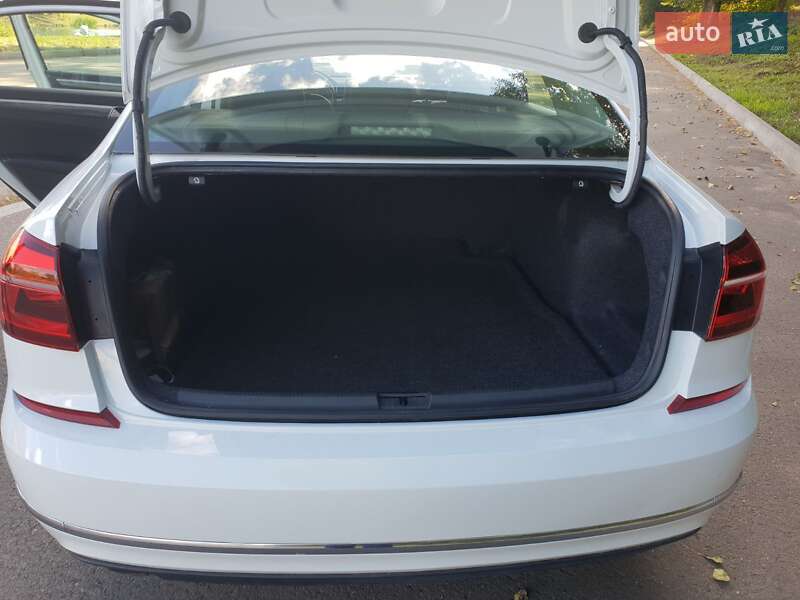 Седан Volkswagen Passat 2018 в Ивано-Франковске