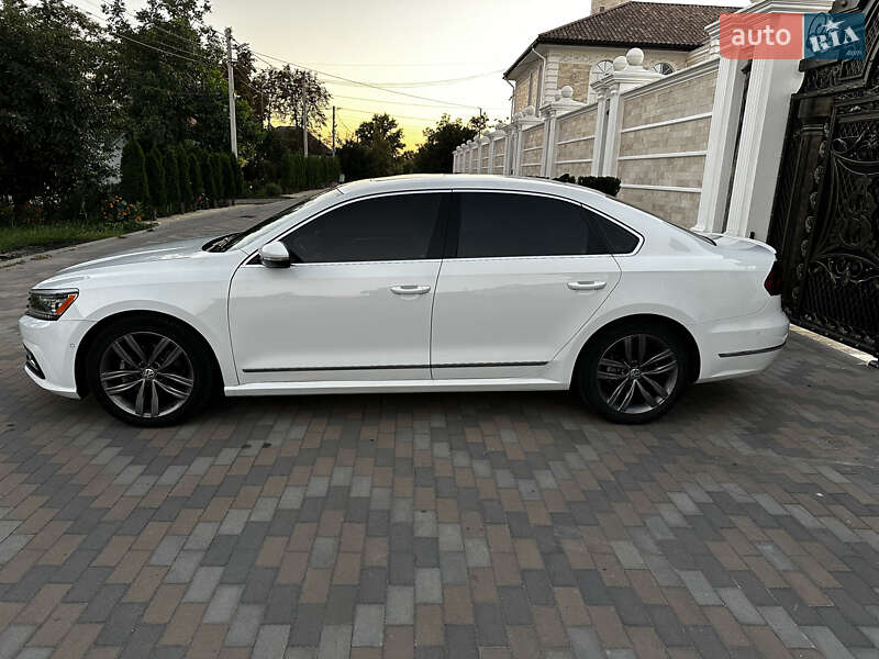 Седан Volkswagen Passat 2018 в Киеве