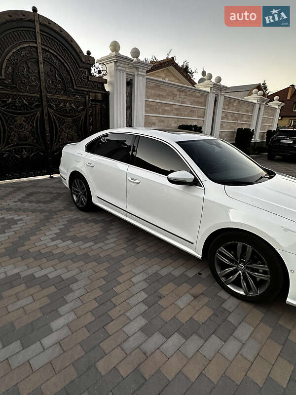 Седан Volkswagen Passat 2018 в Киеве