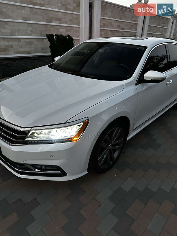 Седан Volkswagen Passat 2018 в Киеве
