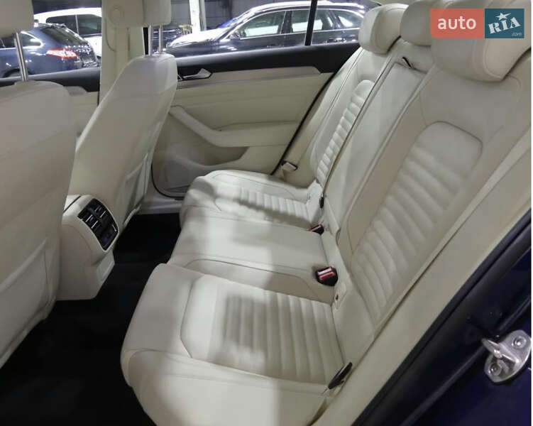 Седан Volkswagen Passat 2016 в Львове