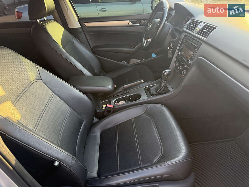 Седан Volkswagen Passat 2013 в Черновцах