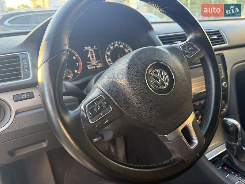 Седан Volkswagen Passat 2013 в Черновцах