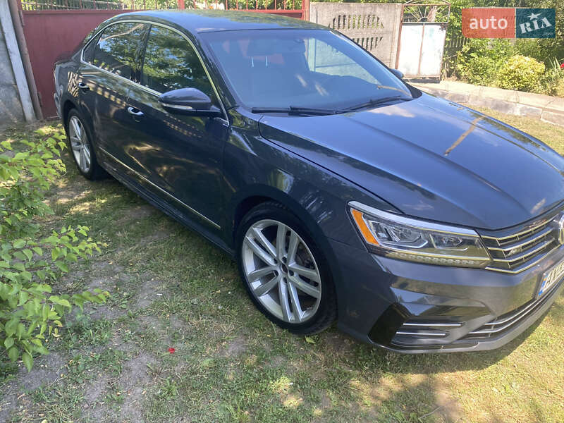 Седан Volkswagen Passat 2017 в Киеве
