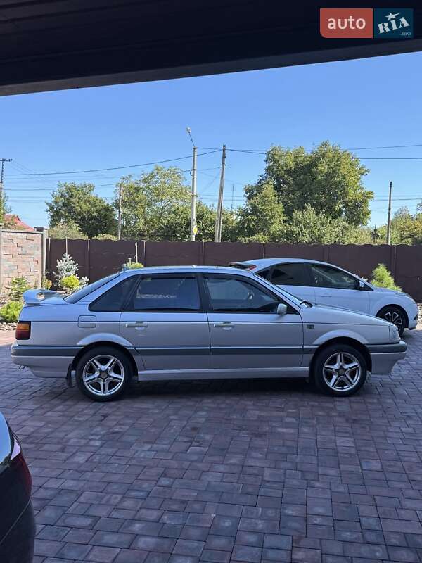 Седан Volkswagen Passat 1988 в Кривом Роге