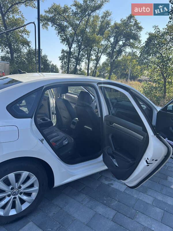 Седан Volkswagen Passat 2013 в Киеве