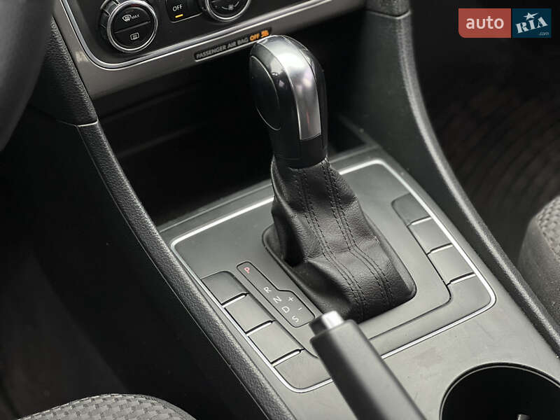 Седан Volkswagen Passat 2011 в Києві