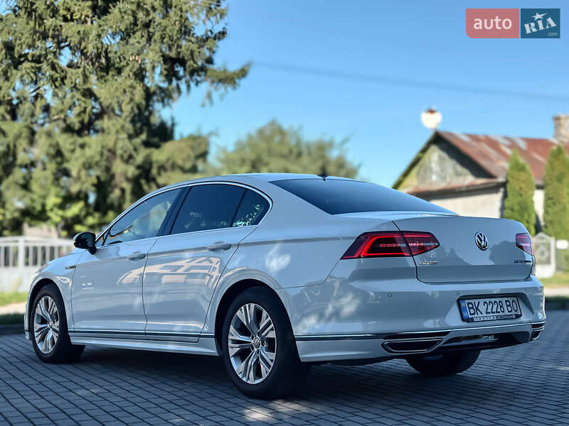 Седан Volkswagen Passat 2016 в Радивиліві